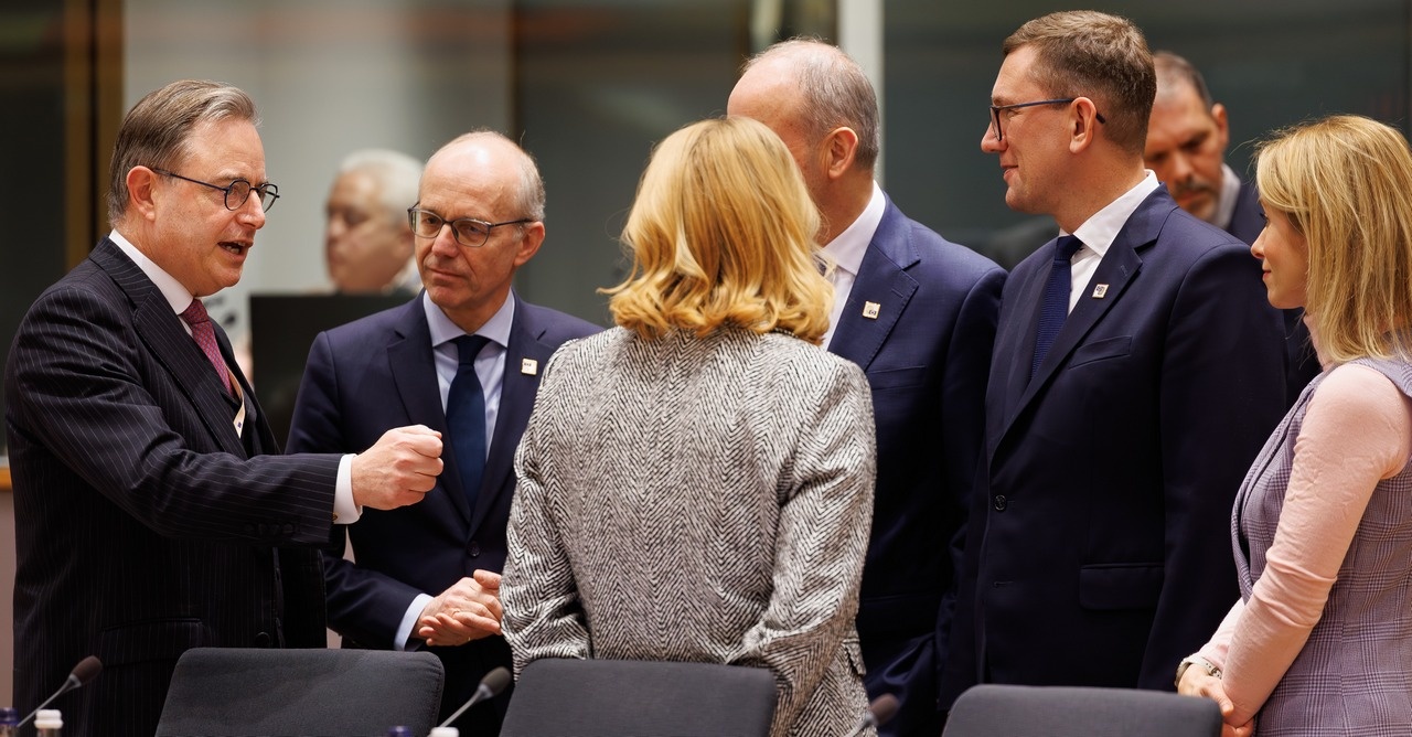 Премьер-министр Барт Де Вевер (слева) заявил, что Бельгии нужны «письменные юридические гарантии от всех стран ЕС».