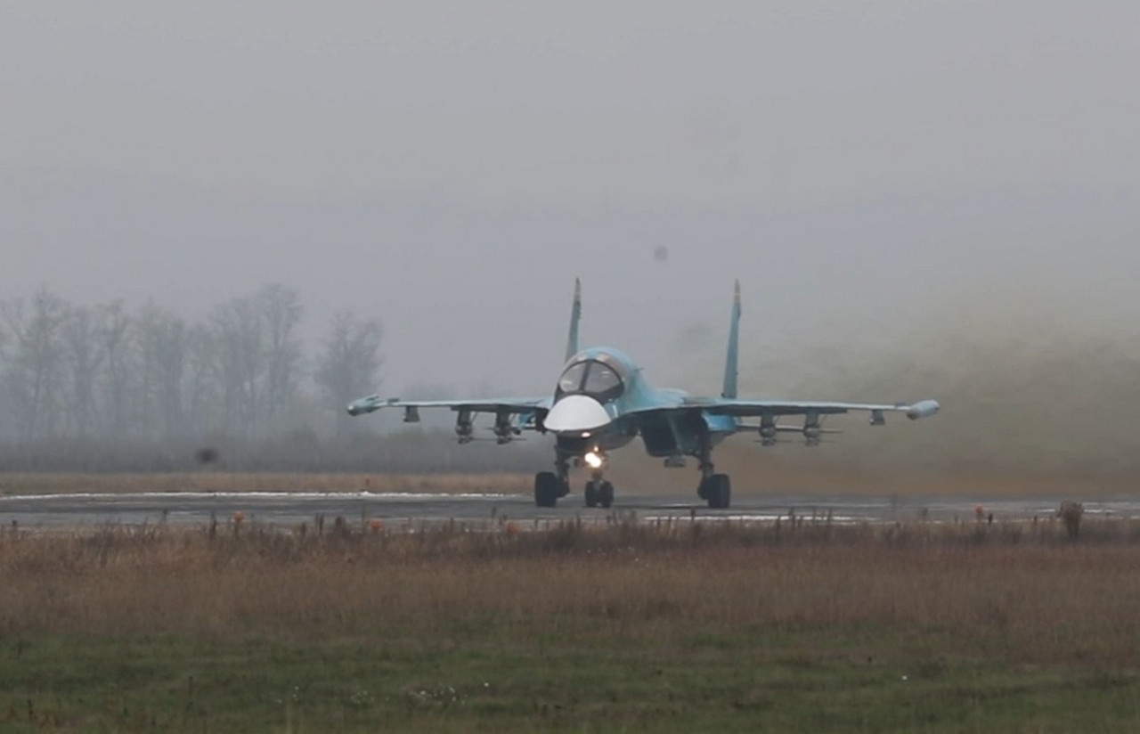 Фронтовой сверхзвуковой истребитель-бомбардировщик поколения 4++ Су-34 с четырьмя ФАБ отправляется на задание.