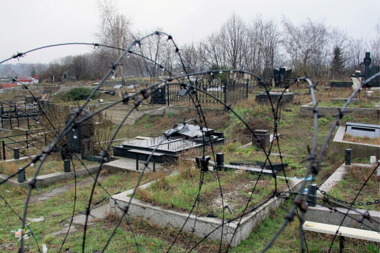 Осквернённое и заминированное албанскими националистами сербское кладбище в албанской части Косово.