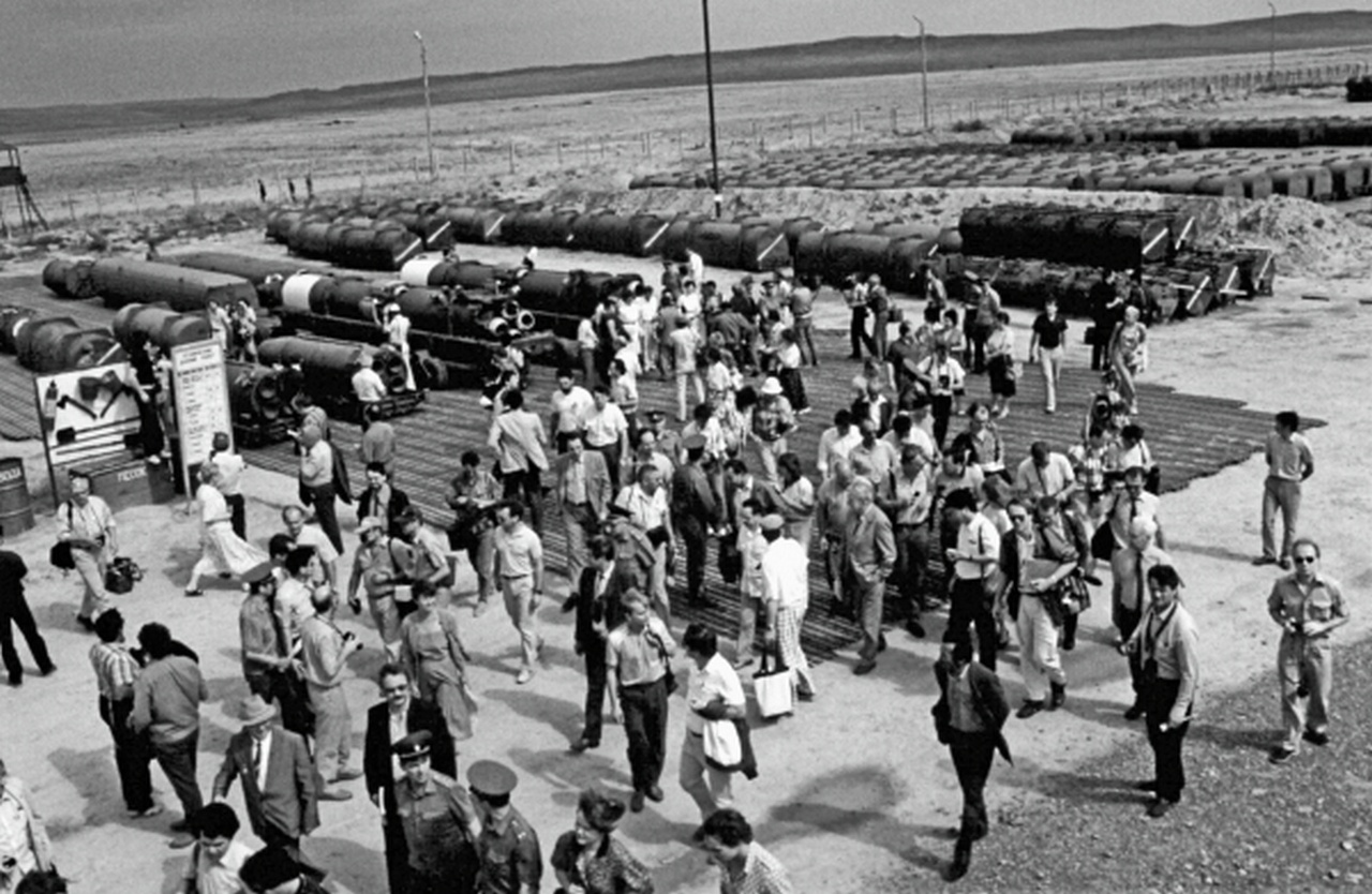 Советские и иностранные журналисты во время осмотра ракет, предназначенных для уничтожения согласно Договору по РСМД, 1988 г.