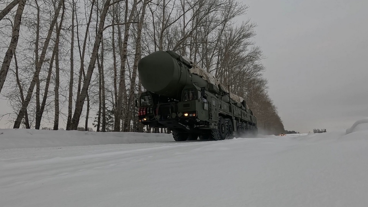 На маршруты боевого патрулирования вышли ракетные полки ПГРК «Ярс» в Сибири.