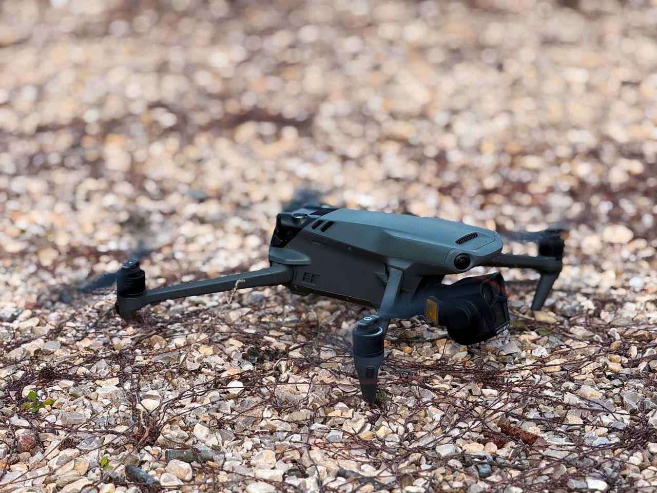 Военнослужащие, заключившие первый контракт с Минобороны России, освоили навыки по обнаружению БПЛА «противника» на полигоне ЮВО.