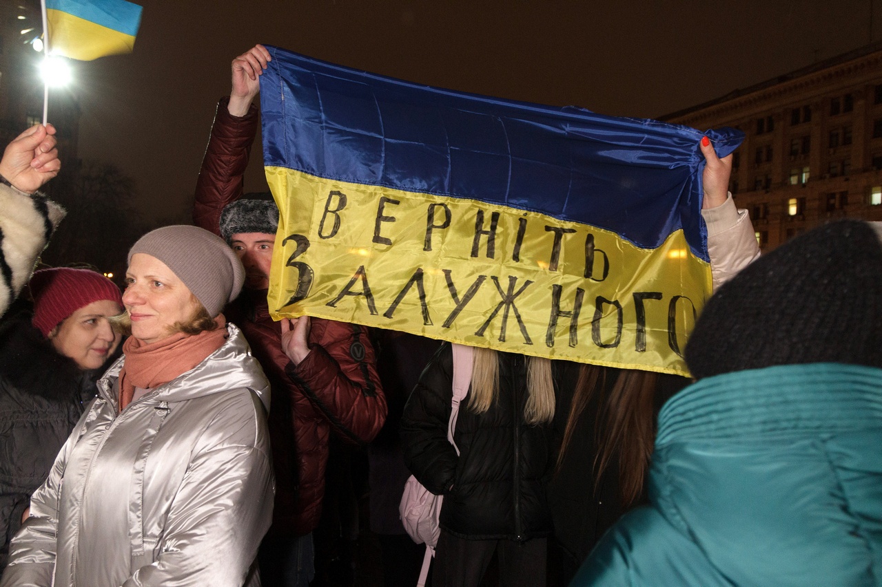 Некоторые украинцы вышли на улицу с протестами против отстранения Залужного и назначения Сырского.