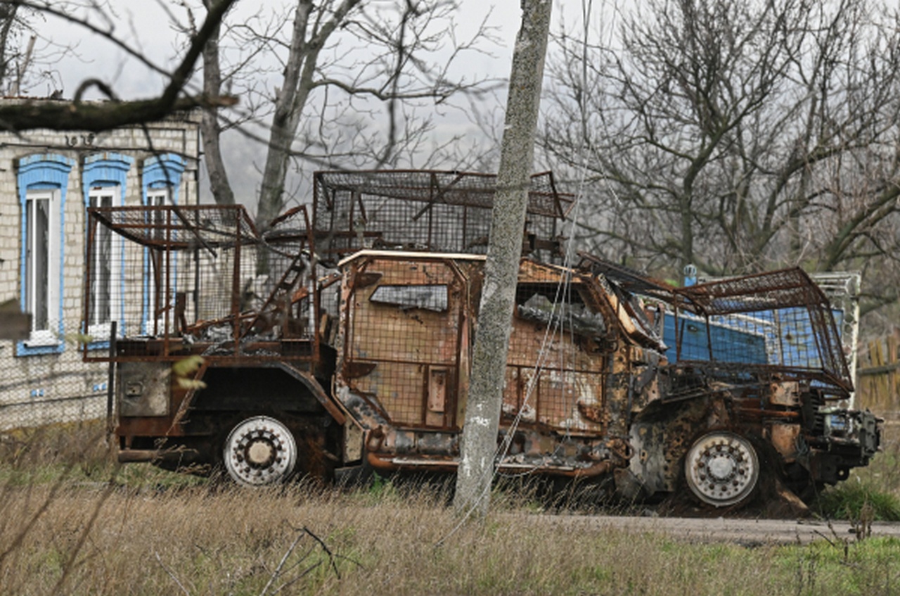 Сожжённый бронеавтомобиль ВСУ британского производства Husky TSV на Красноармейском направлении СВО.