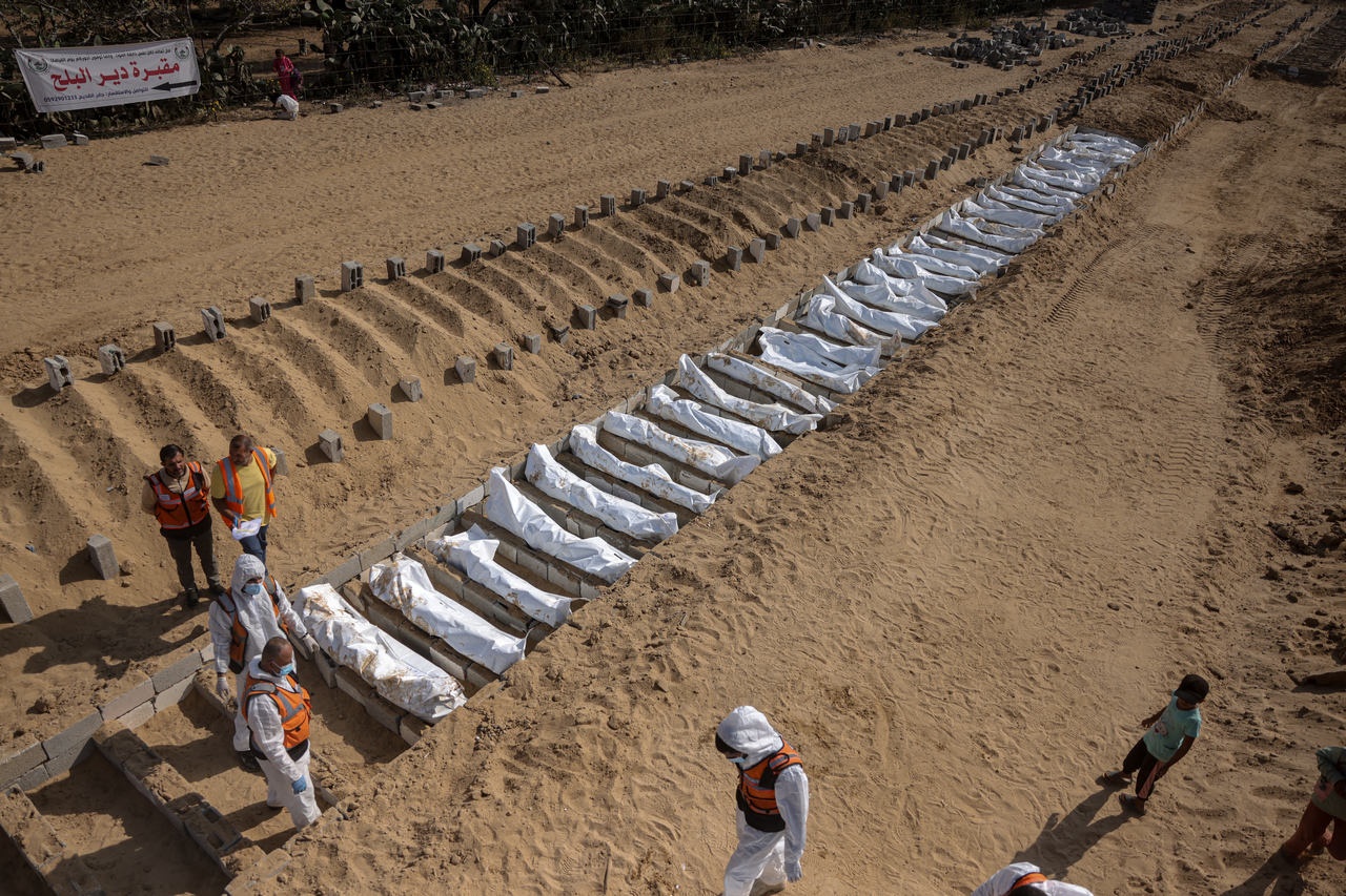 Массовое захоронение тел палестинцев, полученных от Израиля, на кладбище в Хан-Юнисе.