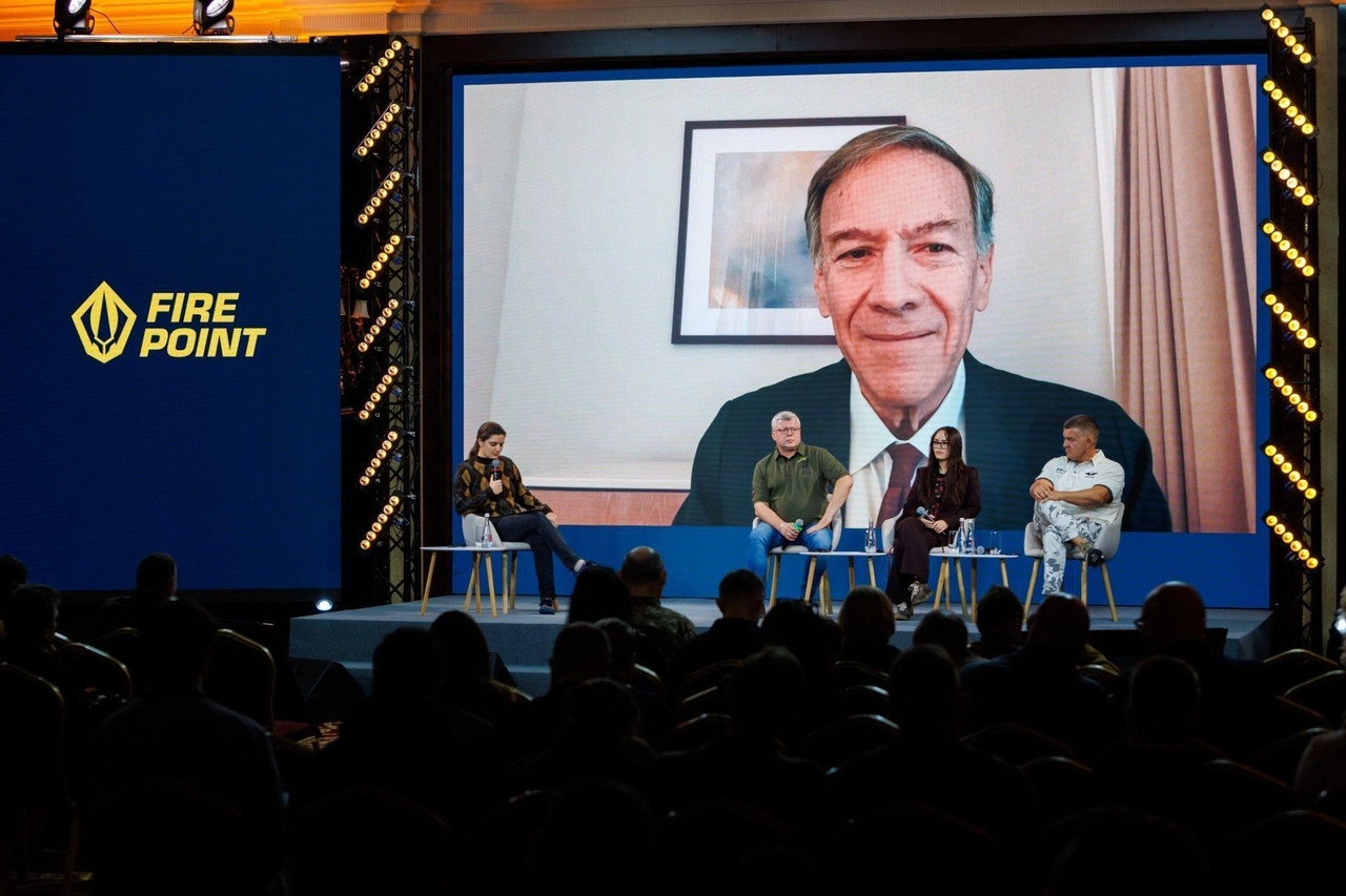 Бывший госсекретарь США Майк Помпео принял участие в онлайн-пресс-конференции Fire Point 21 ноября 2025 года после того, как стал членом консультативного совета компании. 