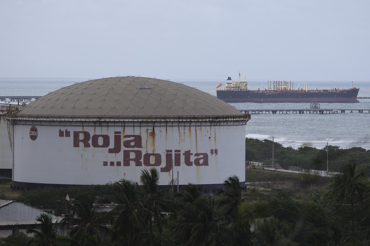 Резервуар государственной нефтяной компании Венесуэлы PDVSA. На заднем плане виден нефтяной танкер, пришвартованный у нефтеперерабатывающего завода Эль-Палито.