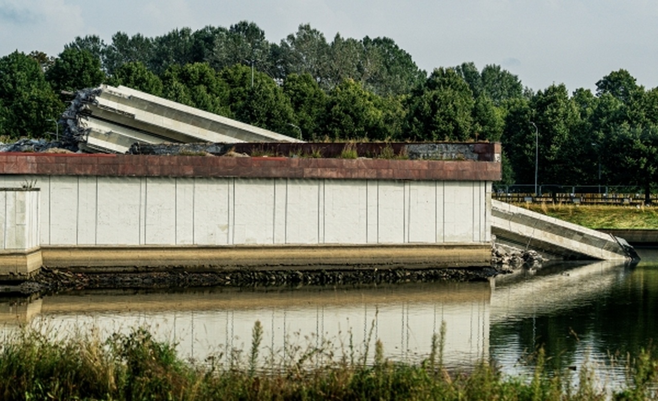 Снос центрального элемента памятника воинам Советской Армии - освободителям Латвии от немецко-фашистских захватчиков.