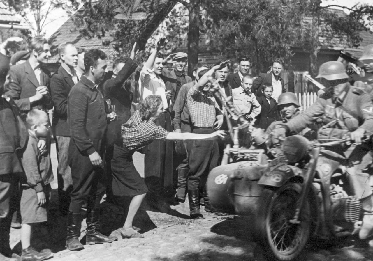 Жители литовской деревни приветствуют мотоциклистов 12-й танковой дивизии вермахта, 26 июня 1941 г.