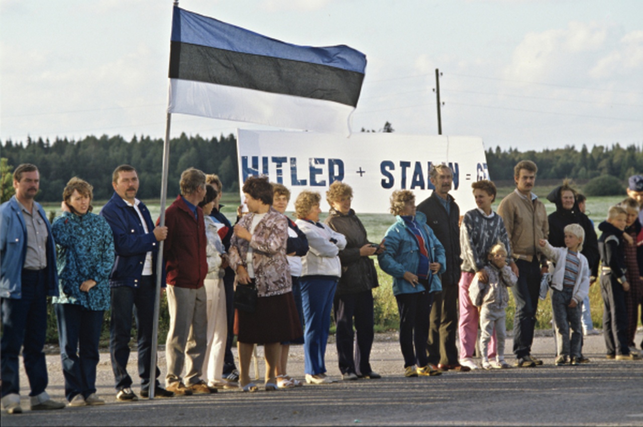 В день 50-летия подписания пакта Молотова-Риббентропа жители Литвы, Латвии и Эстонии выстроили живую цепь от Вильнюса до Таллина, чтобы продемонстрировать желание выйти из состава СССР, 1989 г.