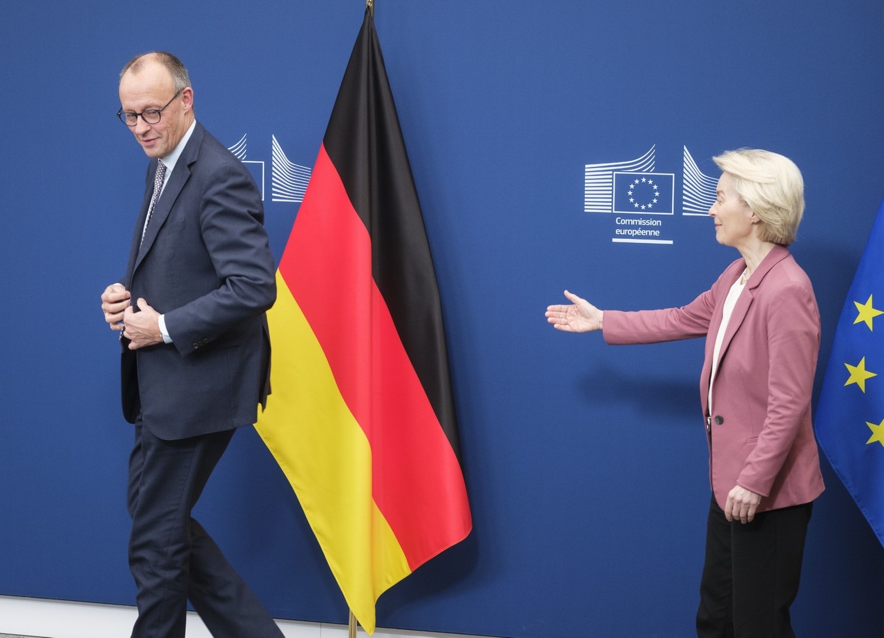 Супер-Мерц бежит от валькирии Урсулы.