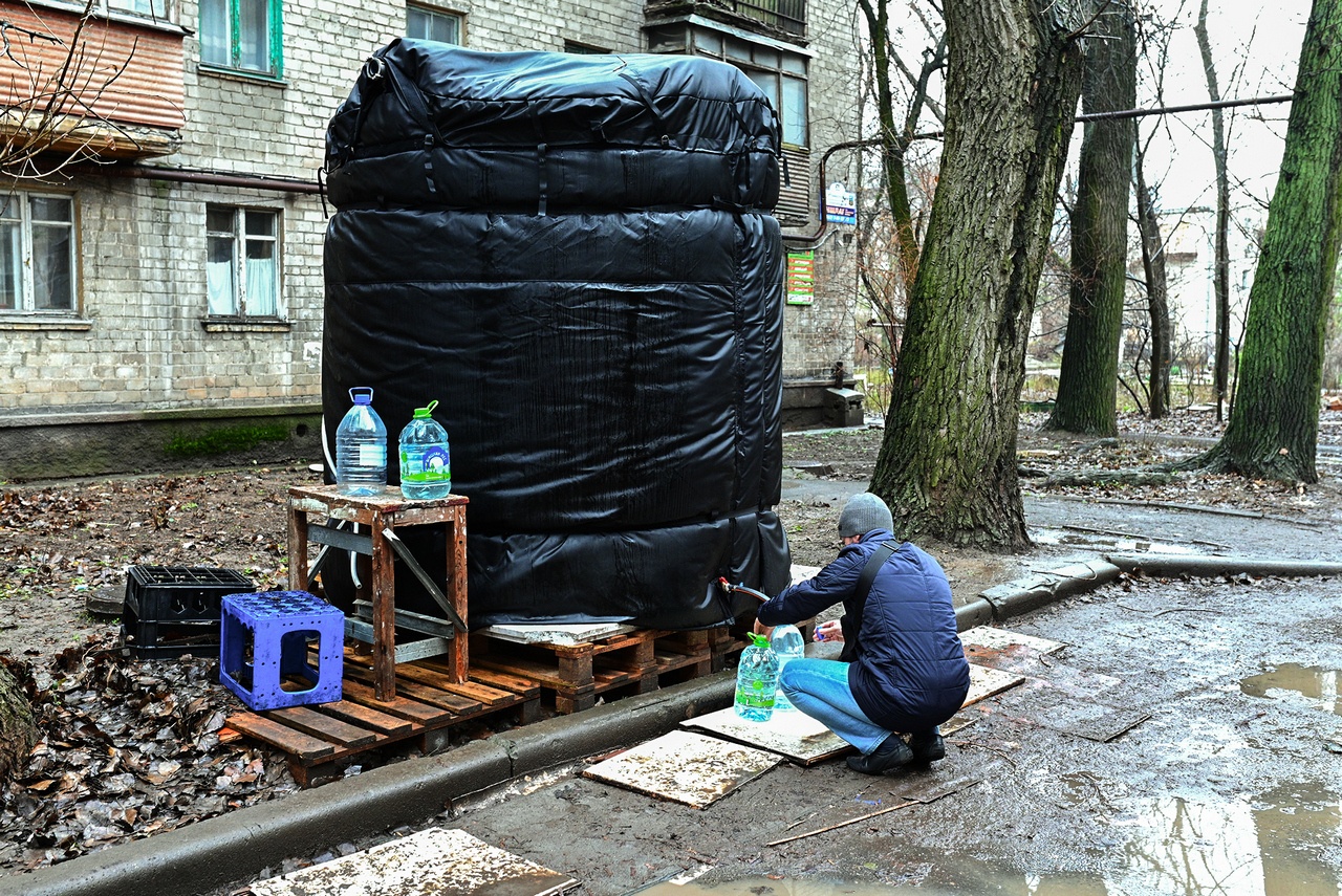 Во дворах установили накопительные бочки - к счастью, пока бесплатные.