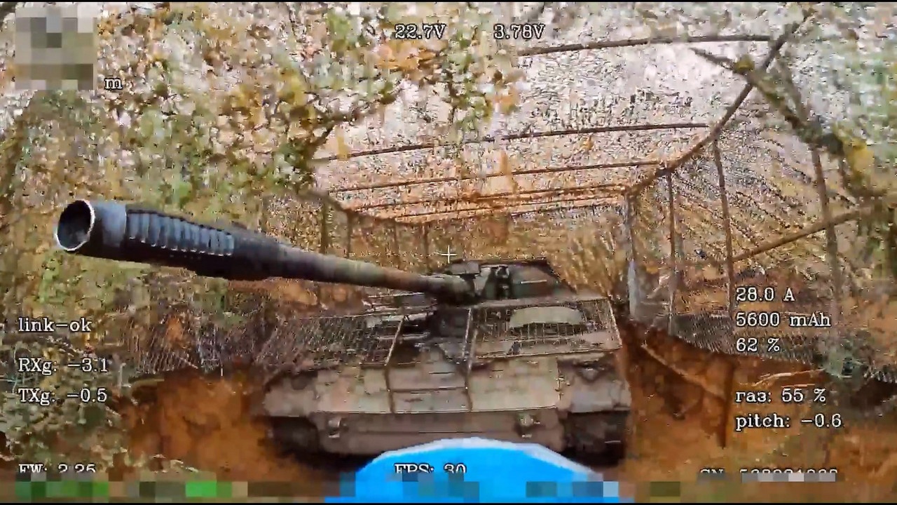 Немецкая самоходная артиллерийская установка PzH 2000 взята на прицел.