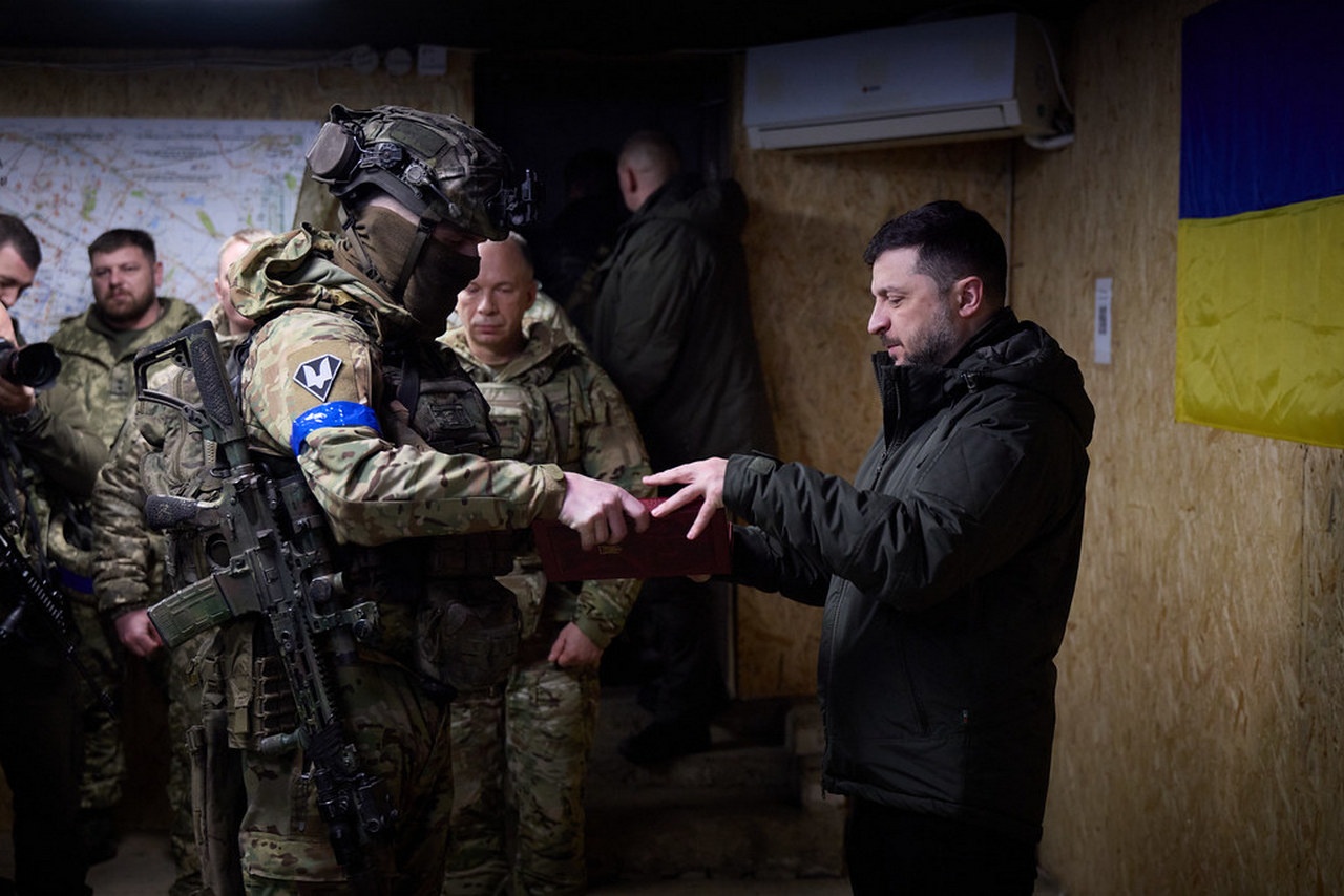 Зеленский награждает своих захитиников практически «посмертно».