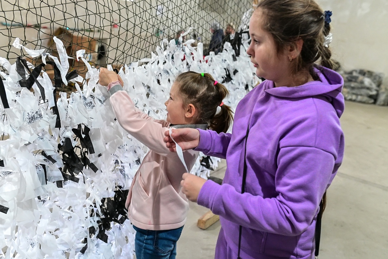 Дети до и после занятий в школе активно спешат помочь фронту.