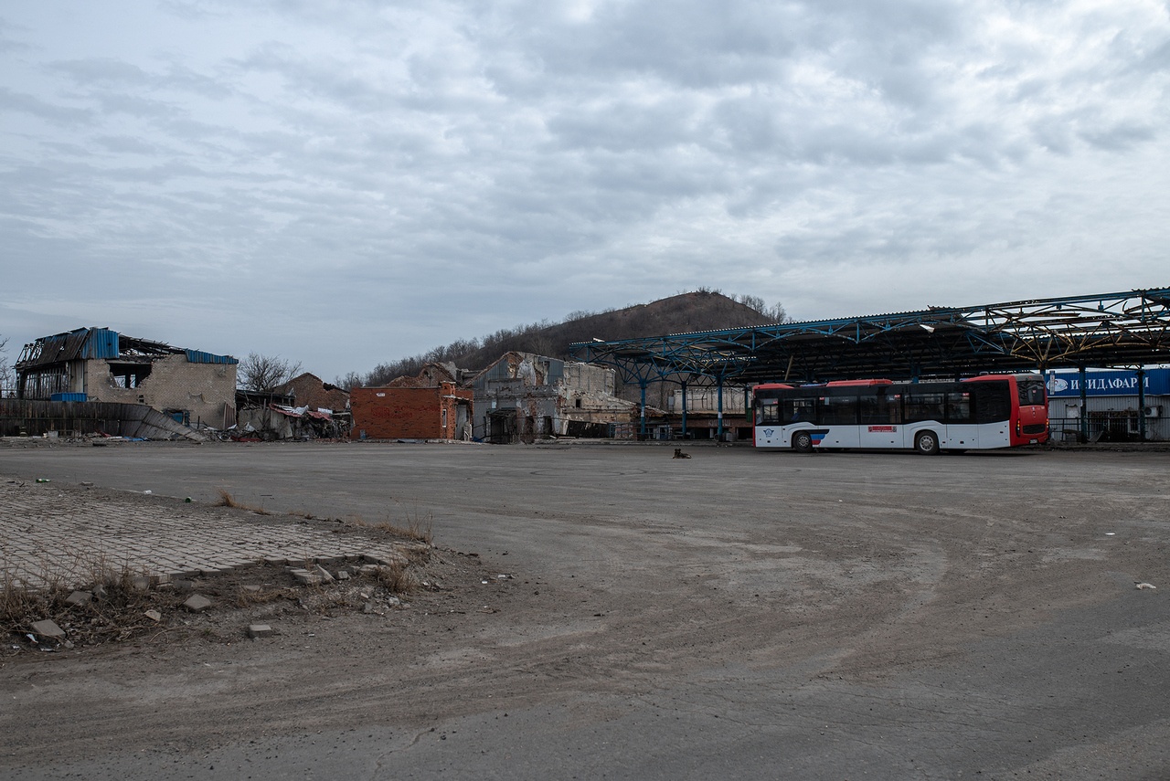 Автовокзал разбит, но работает.