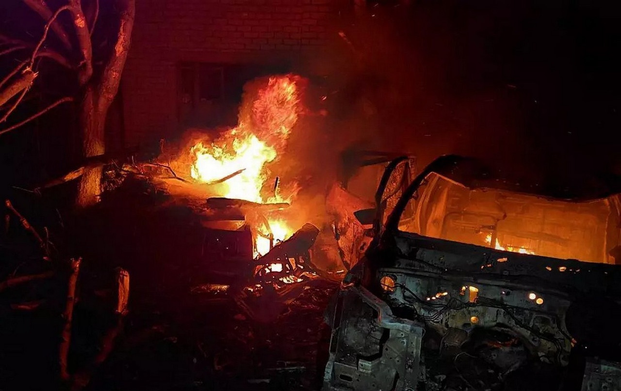 В Павлограде в результате атаки ударными беспилотниками произошло возгорание автомобилей и нежилого здания. 