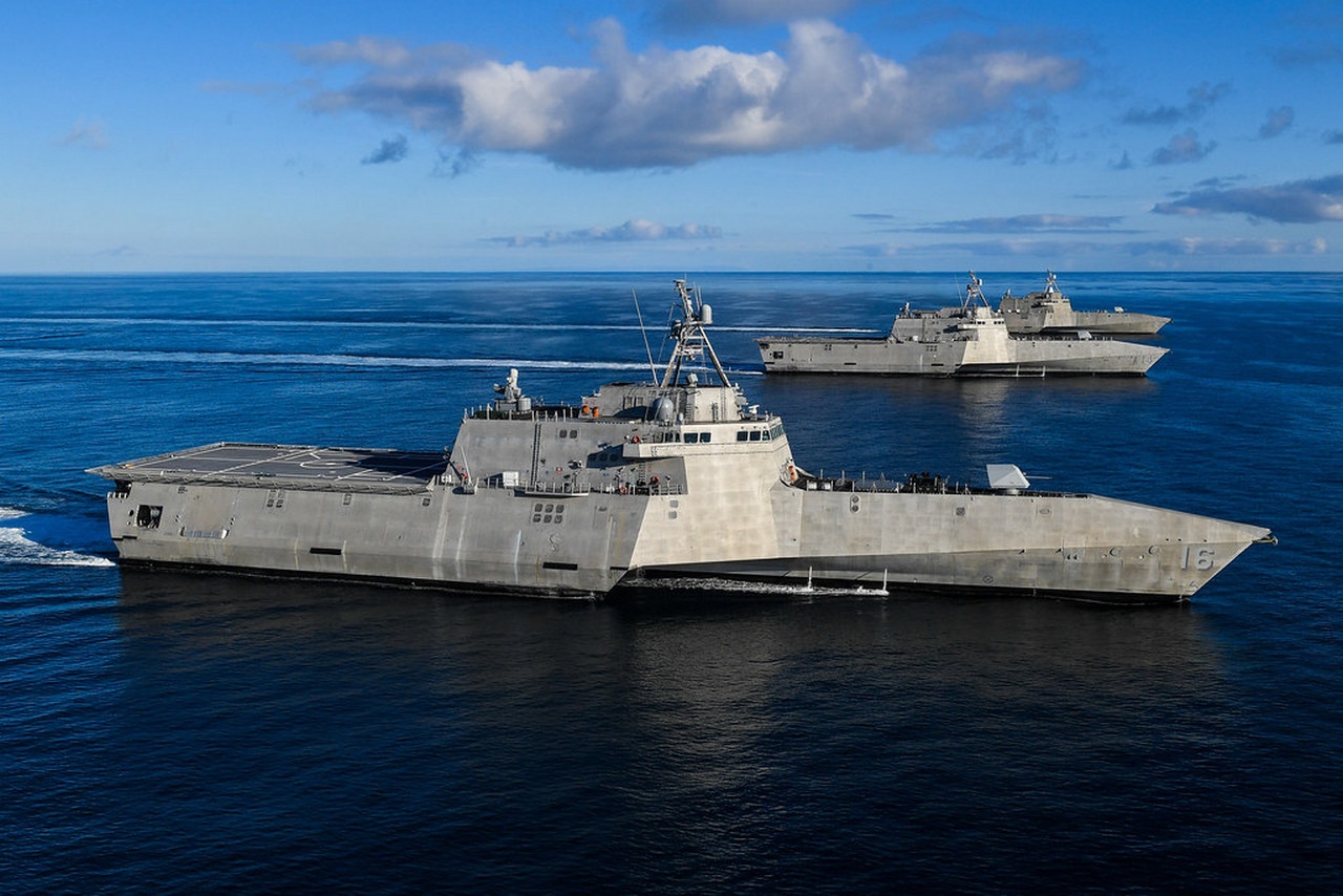 Боевые корабли прибрежной зоны (программа Littoral Combat Ship): USS Tulsa справа, USS Manchester в центре и USS Independence слева, идут строем в Тихом океане, 2019 г.
