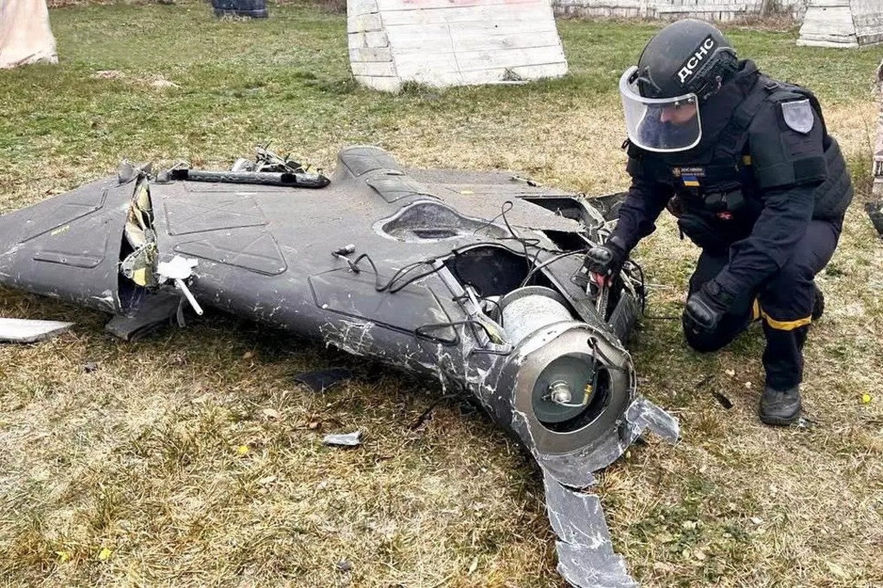 Сапёр обследует сбитую «Герань».