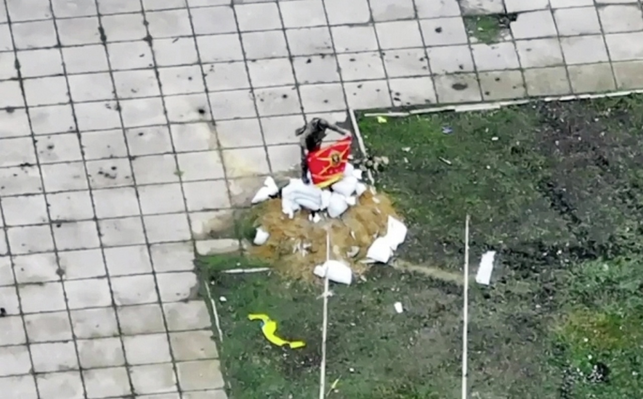 Штурмовик 57-й бригады 5-й армии повязывает знамя бригады на памятнике Нестору Махно в Гуляйполе.