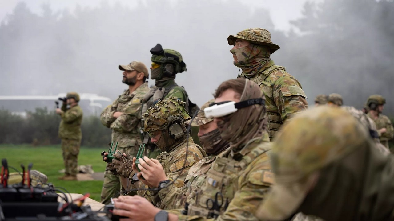 На полигоне в Англии украинцы поделились своим опытом использования FPV-дронов в боевых действиях с австралийскими и британскими военными.