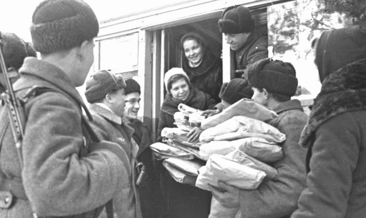 Делегаты тружеников Ленинграда вручают подарки бойцам Ленинградского фронта.