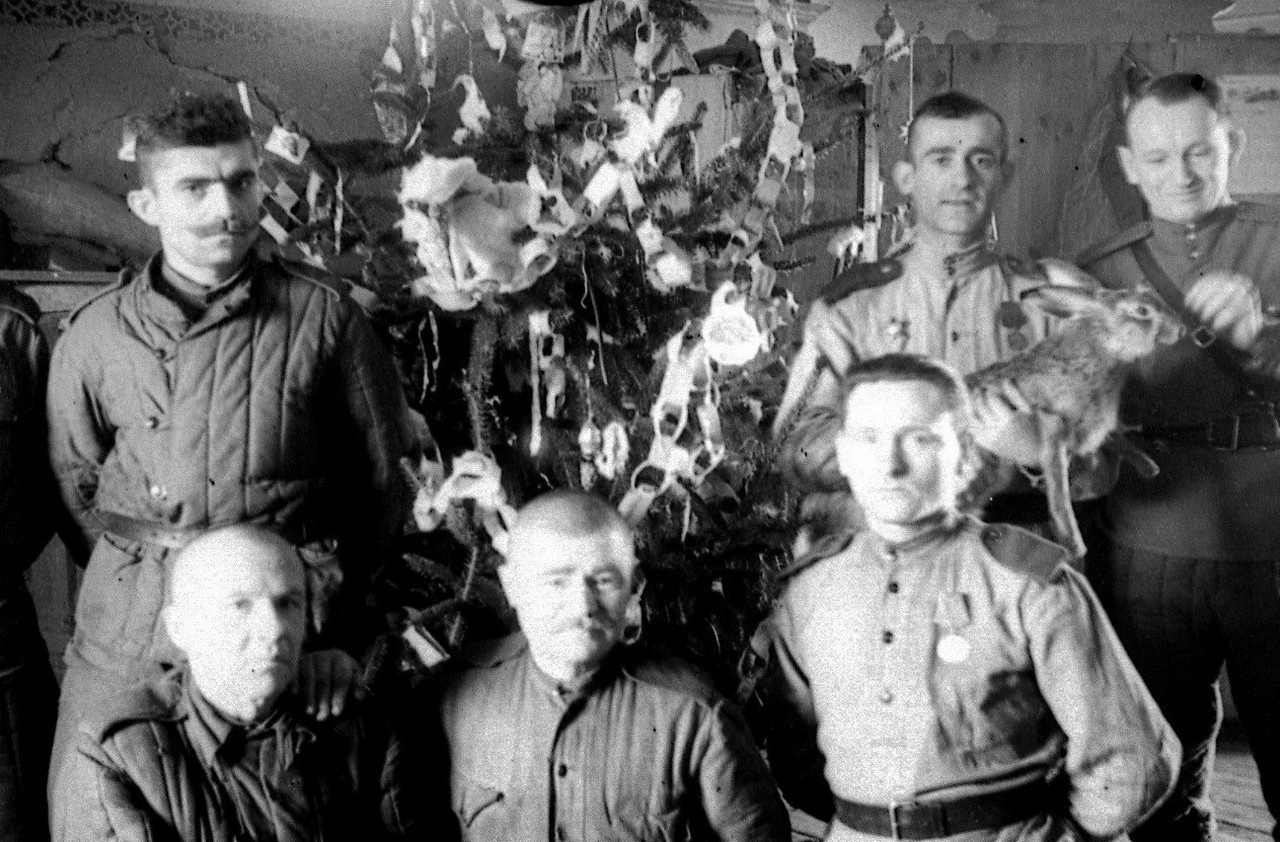 Бойцы и командиры Красной Армии в Великую Отечественную встречают Новый год.