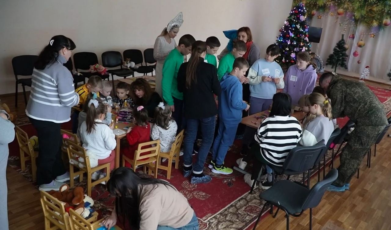 Танкисты группировки войск «Центр» организовали новогодний утренник для детей в ДНР.