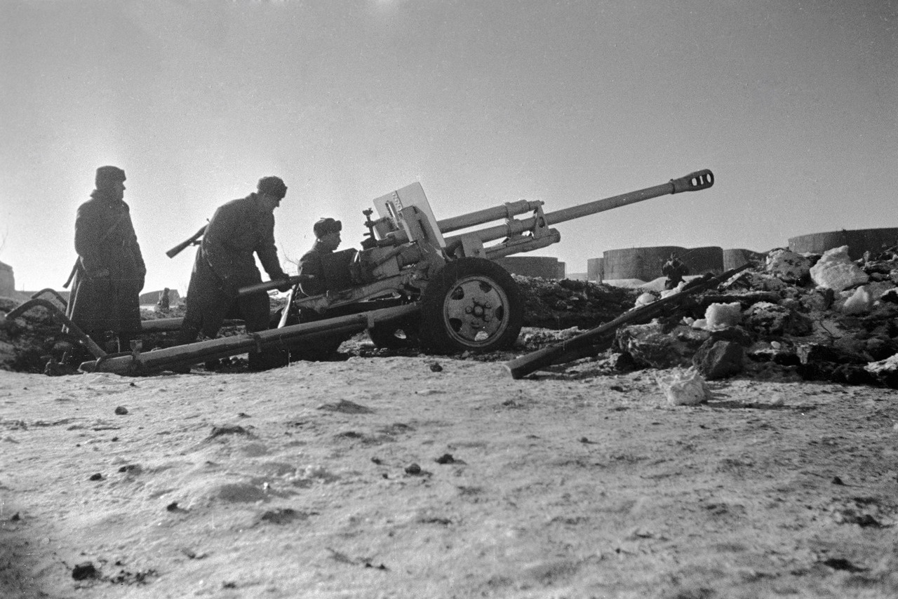 Расчёт 76-мм пушки ЗИС-3 ведёт огонь по врагу в Сталинграде.