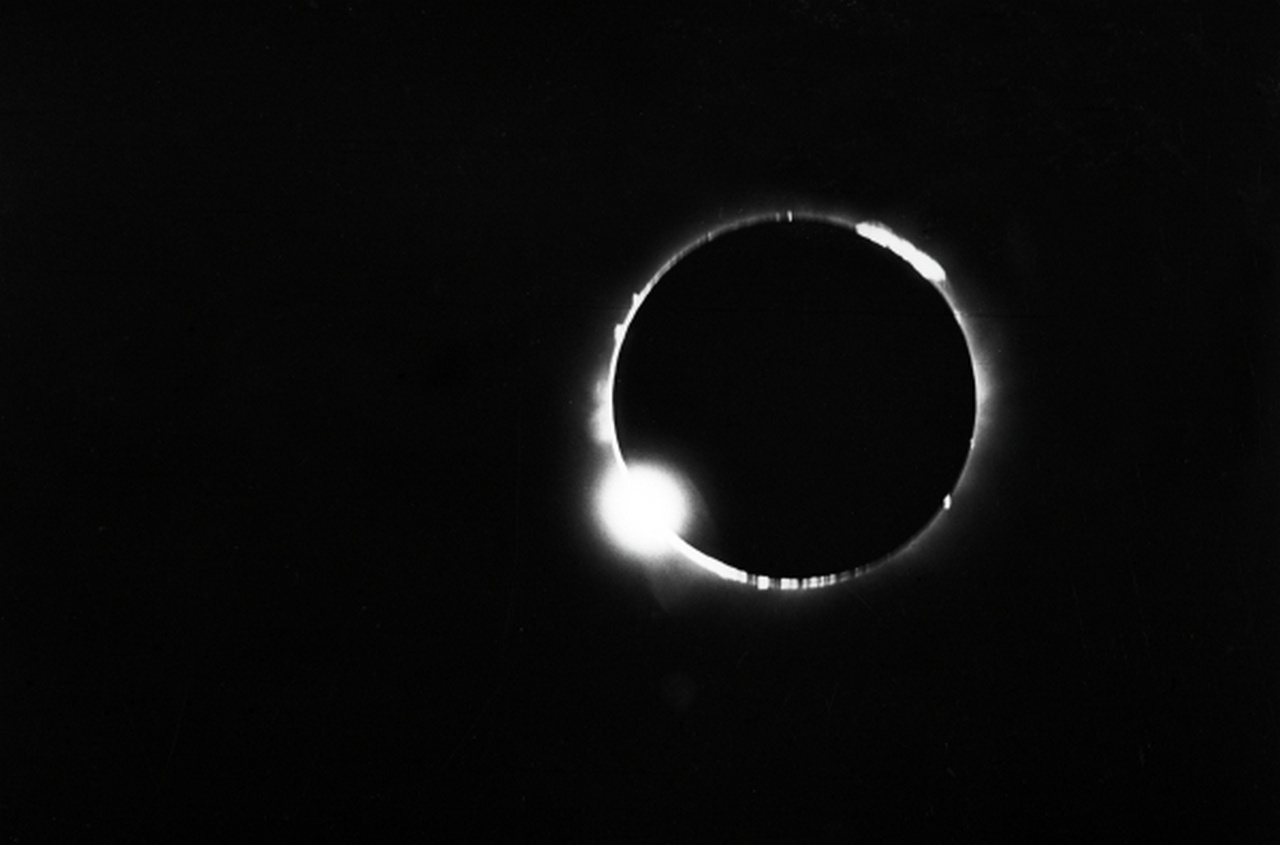 Бриллиантовое солнечное кольцо при полном затмении Солнца, 1 августа 1972 г.