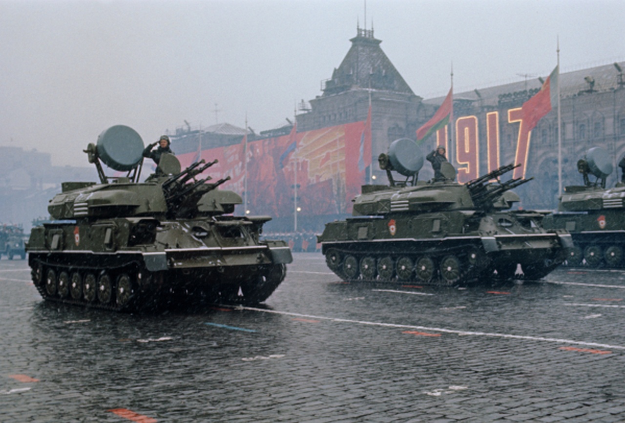 Парадная колонна зенитных самоходных установок ЗСУ-23-4 «Шилка», 1971 г.