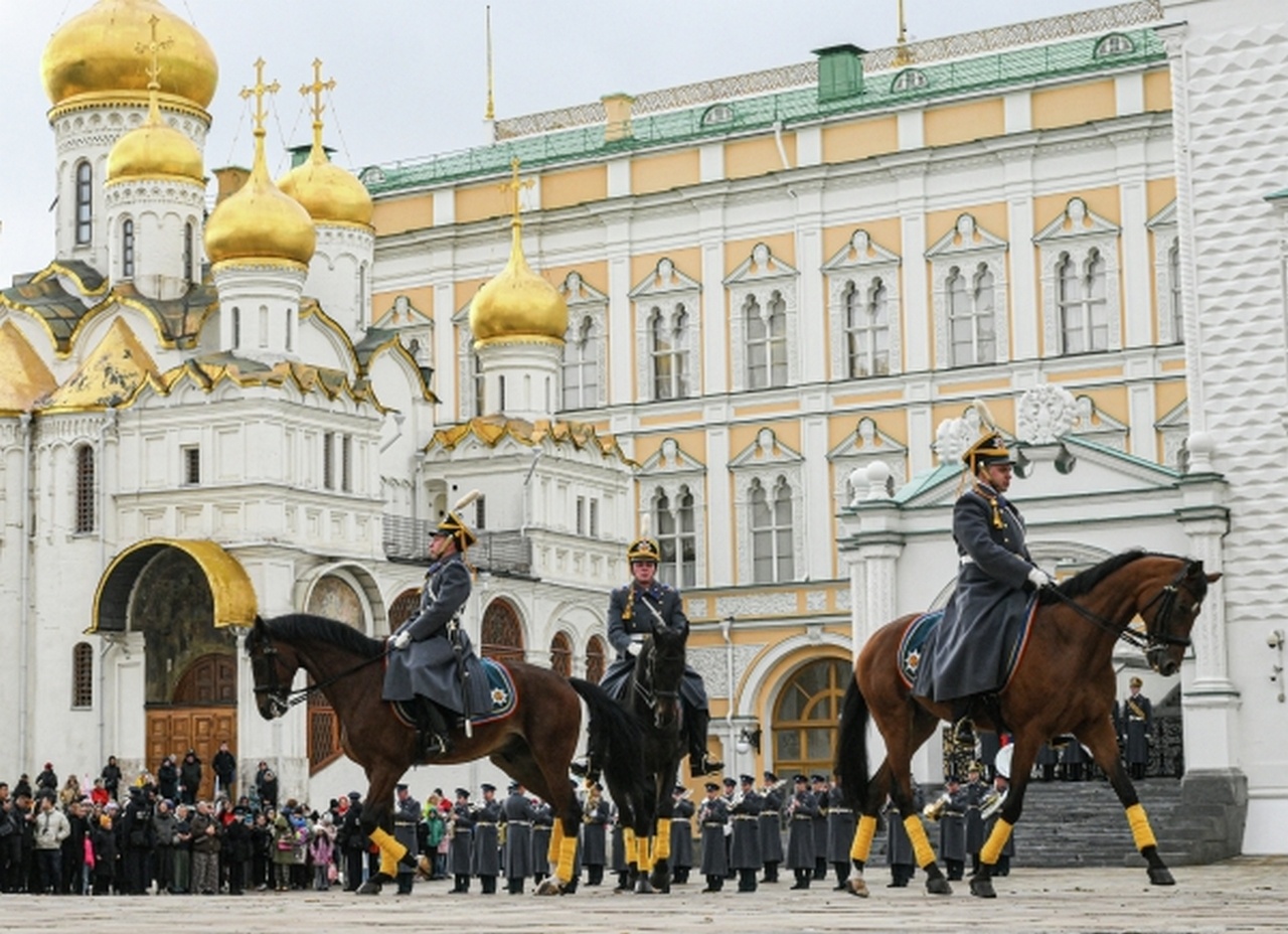 Военнослужащие роты специального караула Президентского полка на Соборной площади в Кремле.
