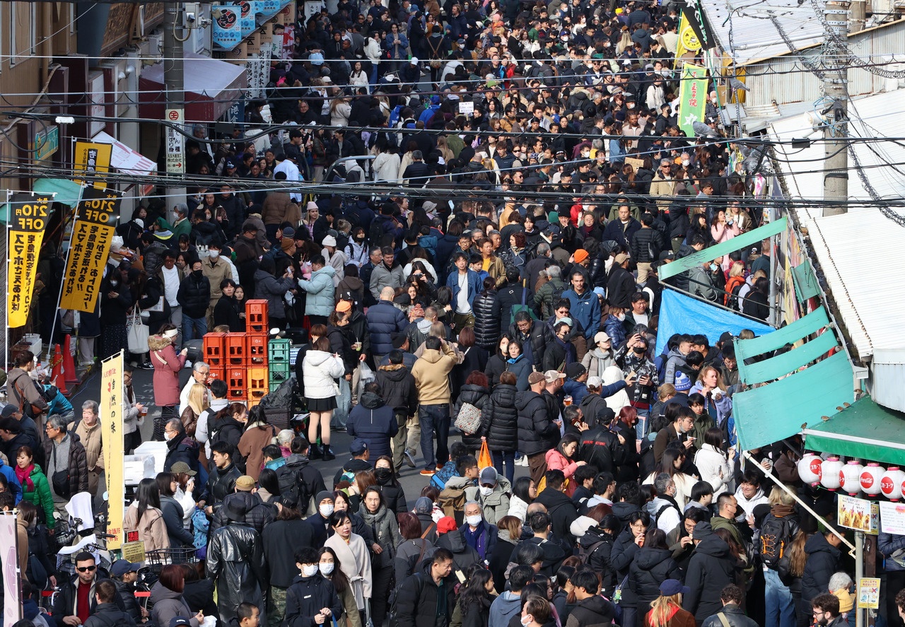 Рынок Цукидзи в Токио переполнен покупателями, готовящимися к Новому году, 29 декабря 2025 г.