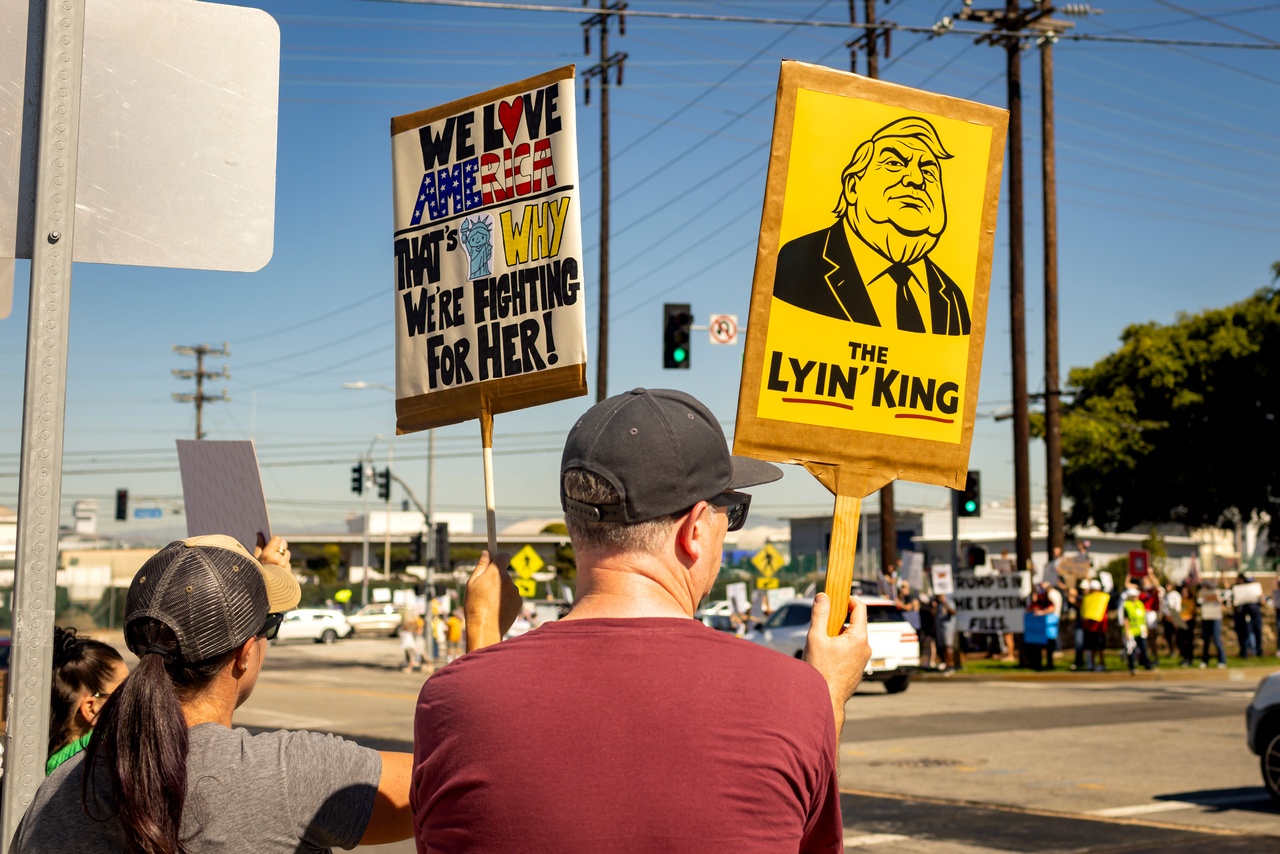 По оценкам организаторов, миллионы людей приняли участие в акциях протеста «Нет королям», осуждающих администрацию Трампа.