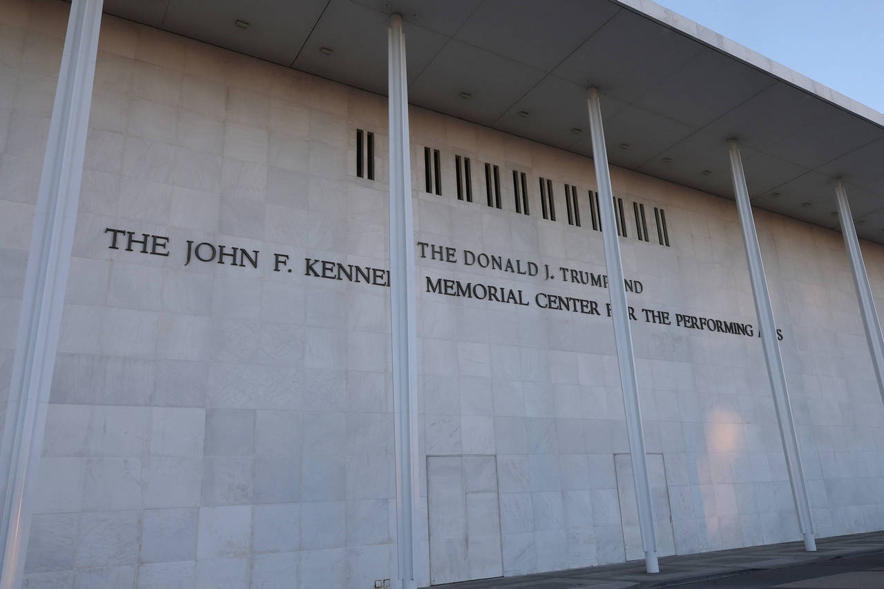 Имя Трампа добавлено к названию Мемориального центра исполнительских искусств имени Джона Ф. Кеннеди после единогласного голосования совета директоров о переименовании, 19 декабря 2025 г.