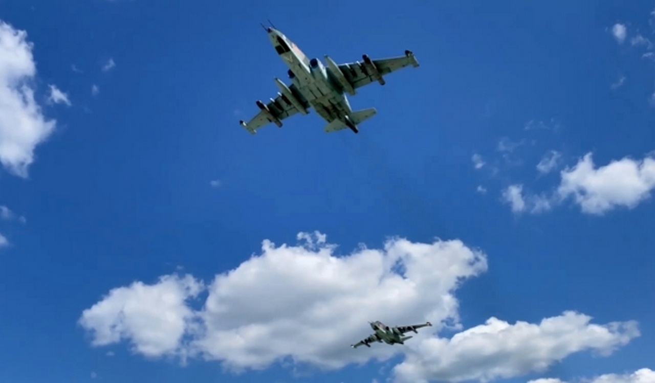 Штурмовики Су-25 ВКС России во время нанесения удара по позициям ВСУ.