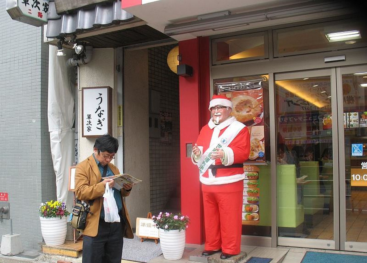 Полковник Сандерс легко преобразился в Санта Клауса-сан.