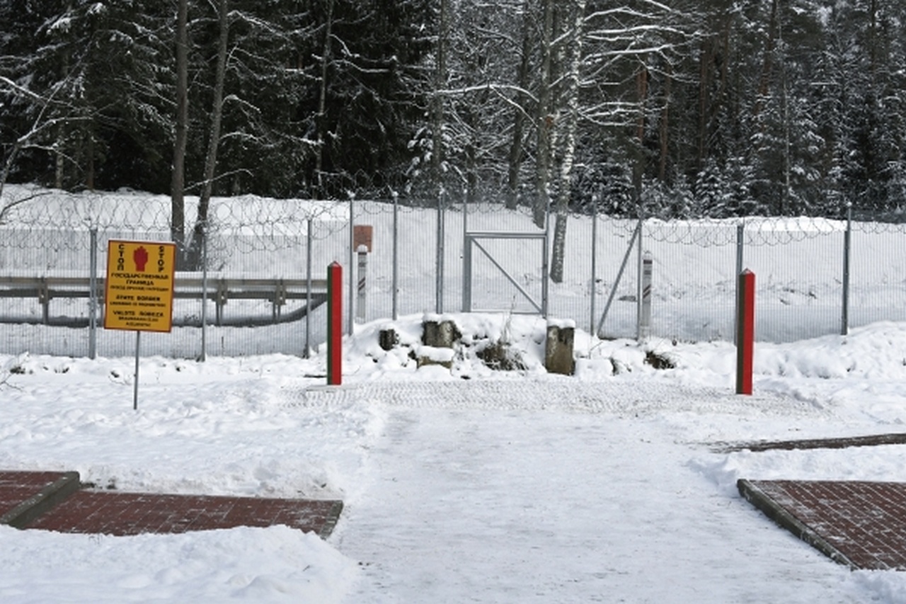 Забор, построенный латвийской стороной на стыке границ с Белоруссией и Россией.