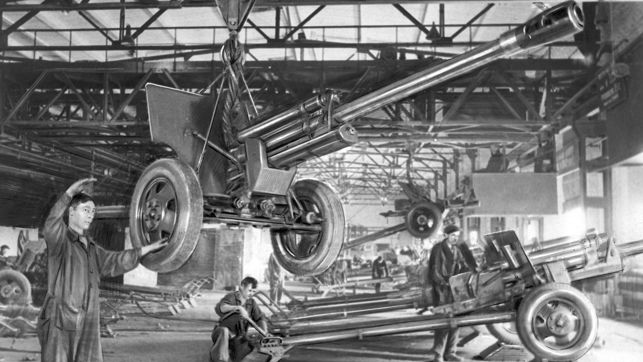 Сборка 76,2-мм дивизионных орудий ЗИС-3.