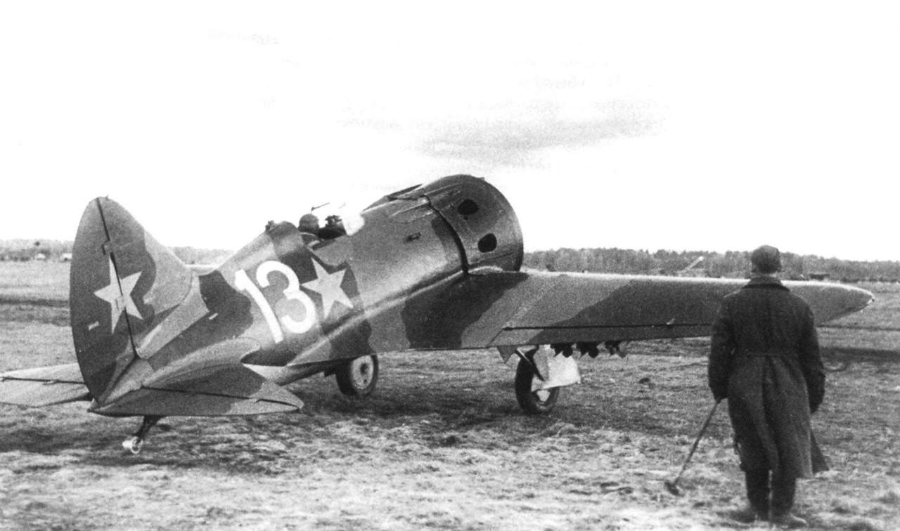 Советский истребитель И-16 с подвешенными неуправляемыми реактивными снарядами РС-82 перед вылетом, осень 1941 г.