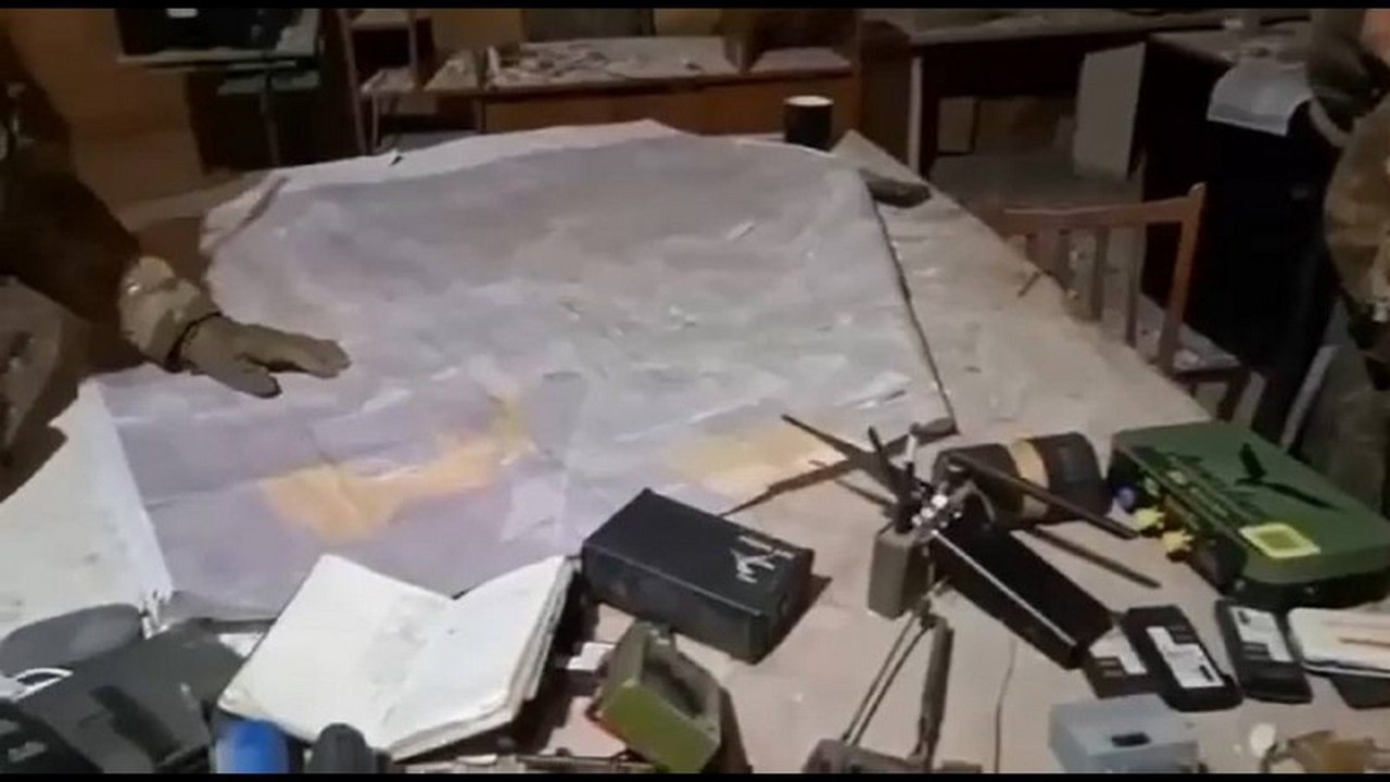 Российские военные в штабе 1-го батальона 102-й отдельной бригады теробороны ВСУ.