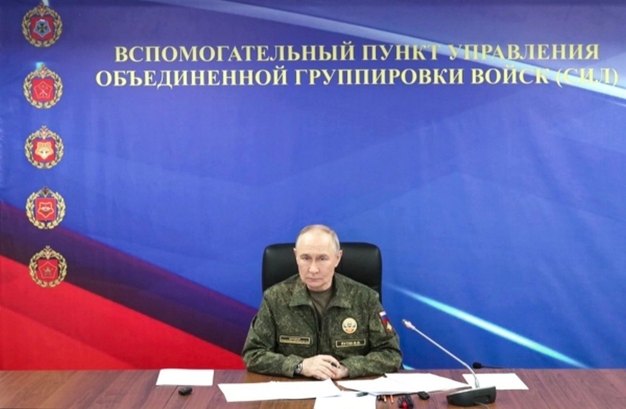 Владимир Путин проводит совещание на вспомогательном пункте управления Объединённой группировки войск.