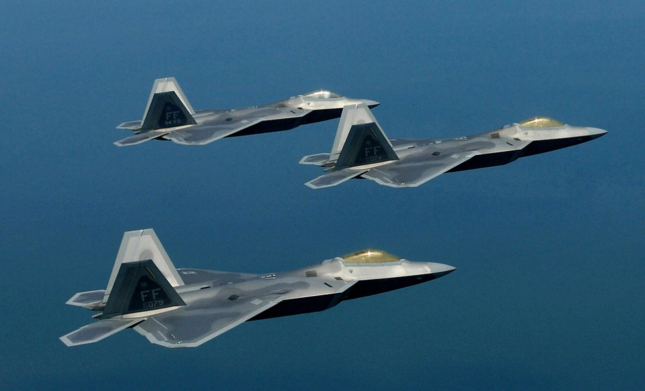 Малозаметные многоцелевые истребители Lockheed Martin F-22 Raptor.