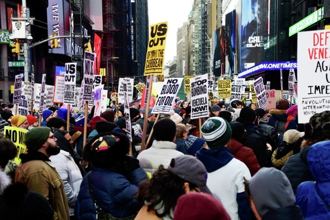 Участники митинга в Нью-Йорке собрались на Таймс-сквер, чтобы выразить протест против действий США в отношении Венесуэлы, 3 января 2026 г.