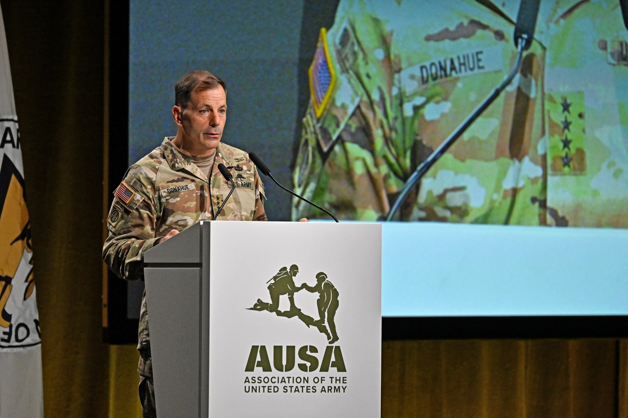 Командующий Сухопутными войсками НАТО генерал Кристофер Донахью.