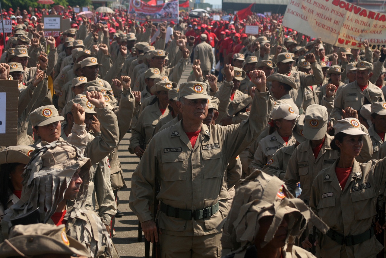 Параллельно вооружённым силам существует Боливарианская милиция.