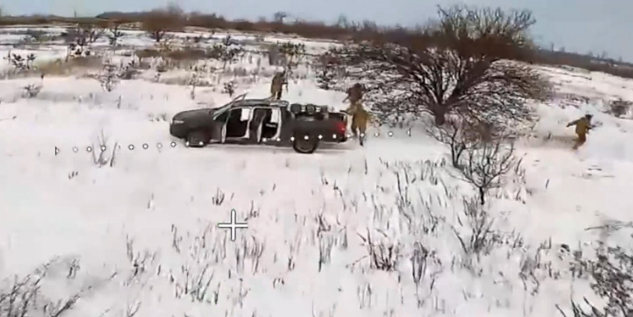 Операторы FPV-дронов уничтожили автомобильную технику и живую силу ВСУ в Купянском районе Харьковской области.