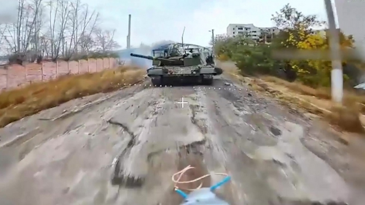 Перед поражением танка ВСУ российским FPV-дроном в Купянске.