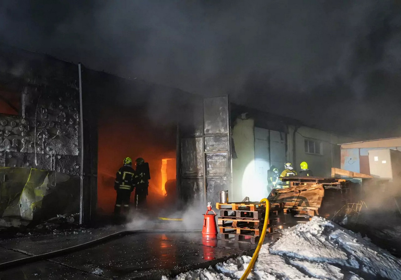 Ликвидация пожара на складе в Киевской области.