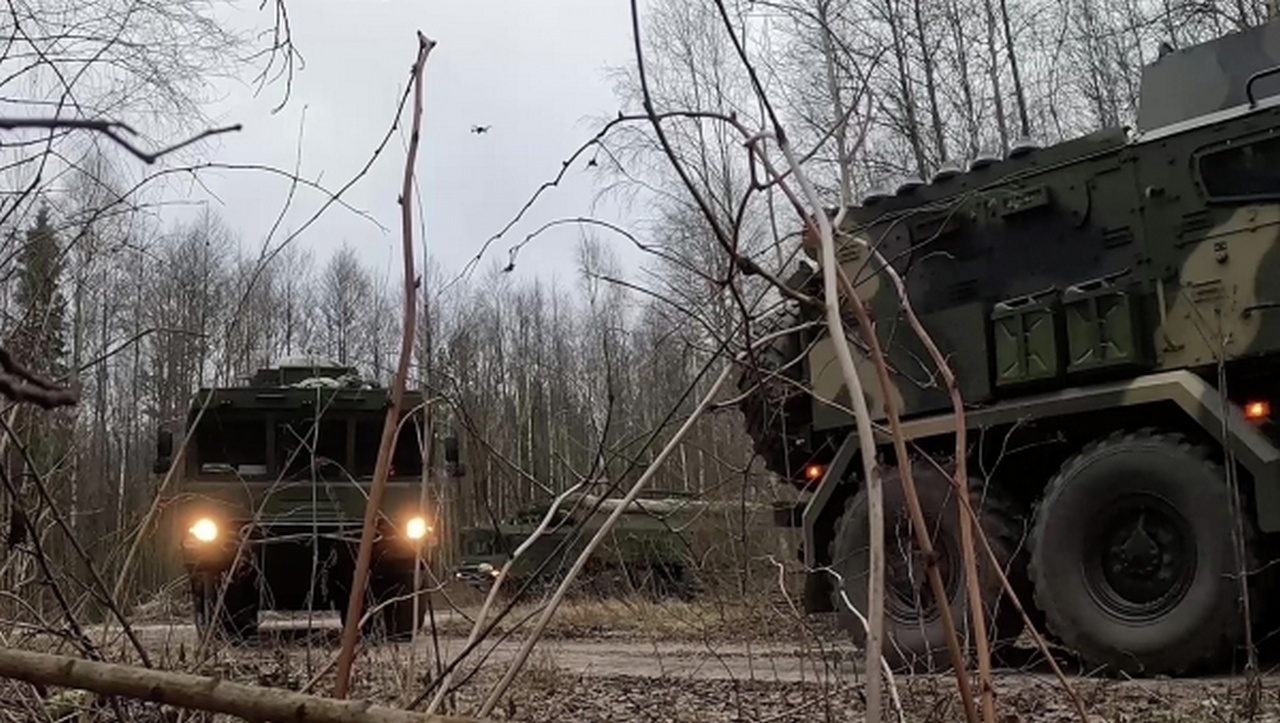 Подвижный грунтовый ракетный комплекс «Орешник» на марше.